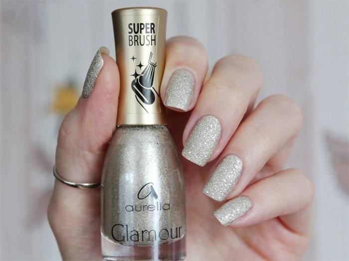 Manicure z brokatem