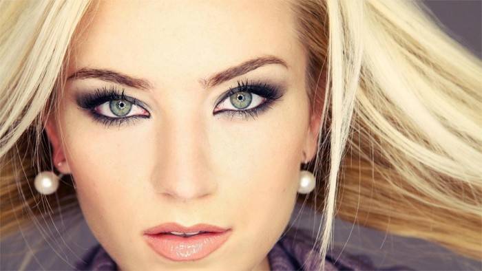 Loira de olhos cinza