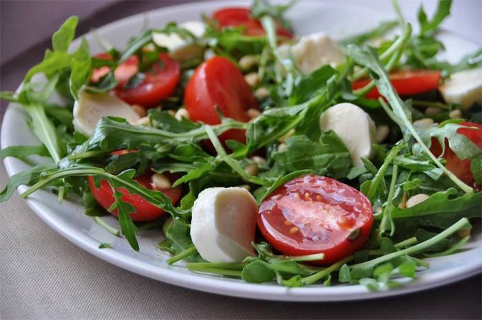 Ensalada saludable con rúcula