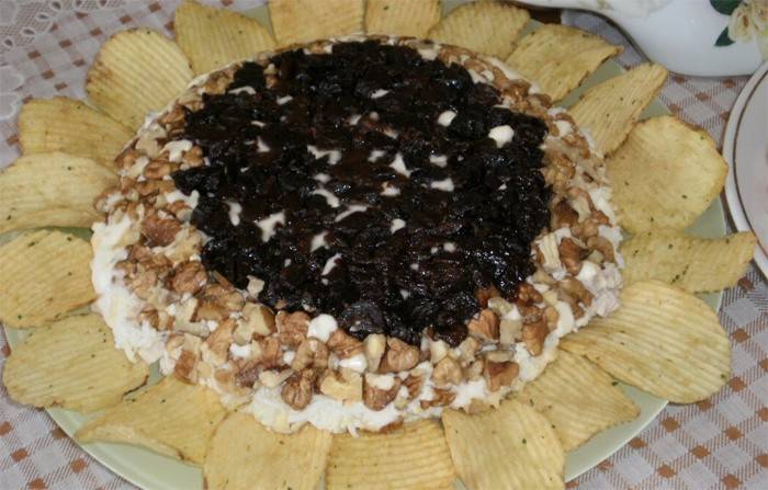 Decoração com ameixas, nozes e batatas fritas