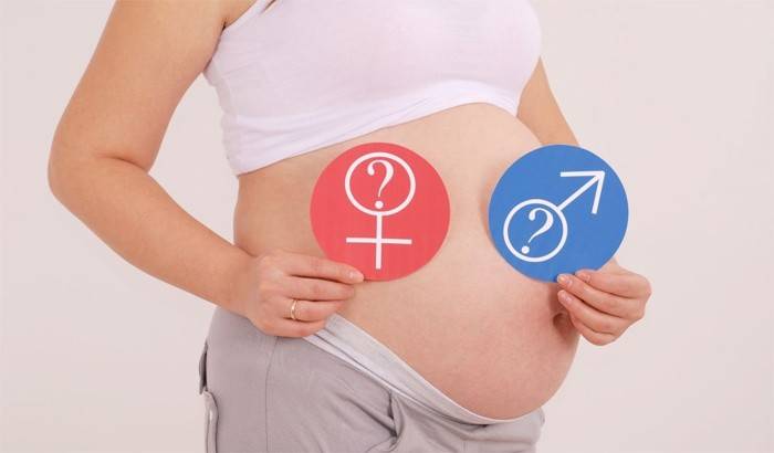 Barriga com 42 semanas de gravidez