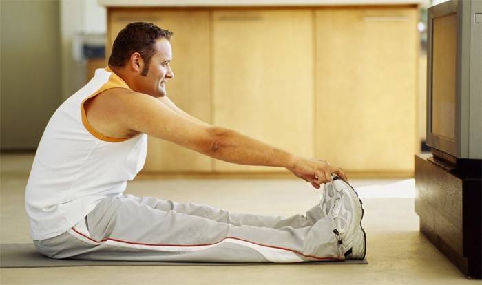 Um homem faz exercícios terapêuticos com prostatite