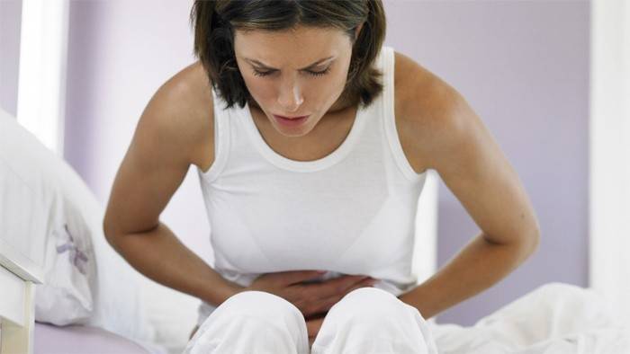 Uma menina adulta tem dor abdominal