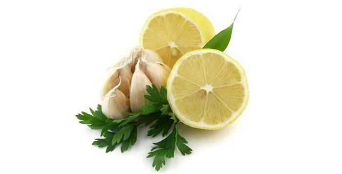 Limón y ajo para limpiar vasijas