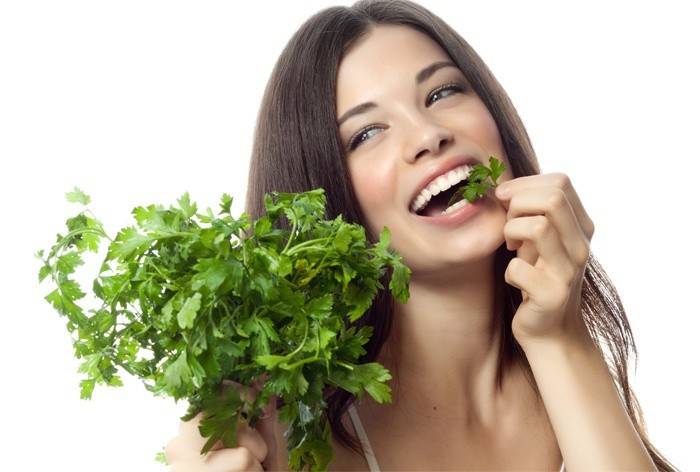 Niña come verduras para bajar de peso