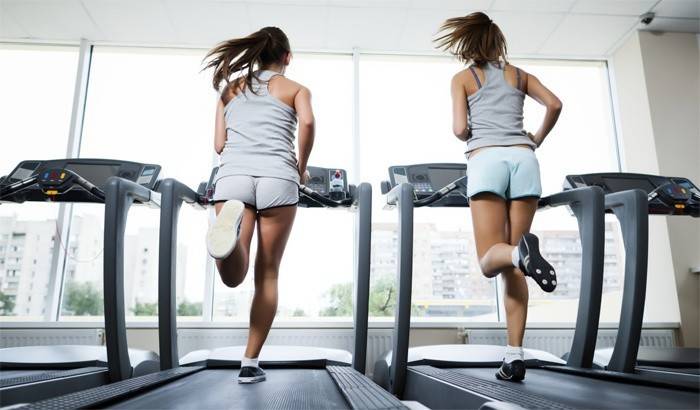 Chicas en una cinta de correr