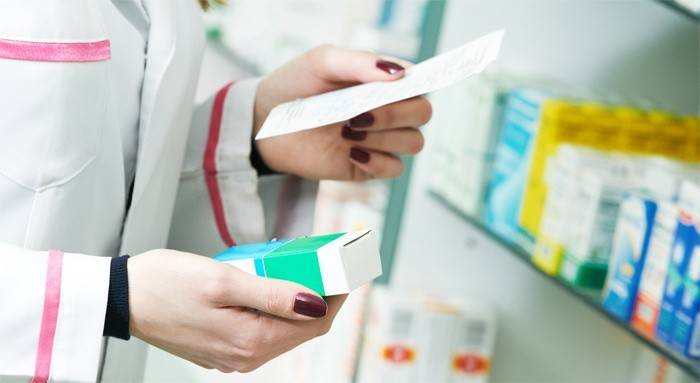 Farmaceuta studiuje instrukcje stosowania leku.