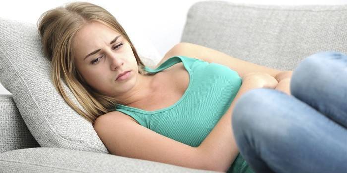 La niña tiene dolor abdominal bajo durante la menstruación.