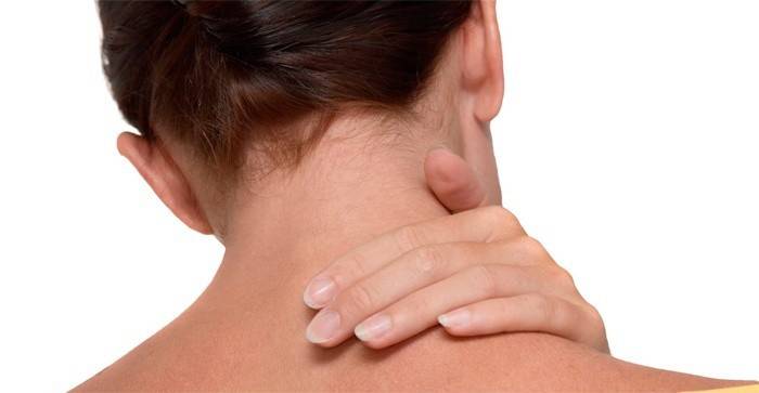 La niña tiene dolor de cuello