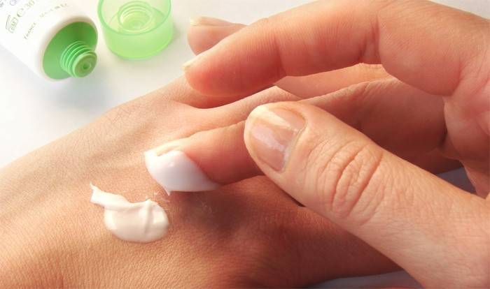 A menina está suja com creme