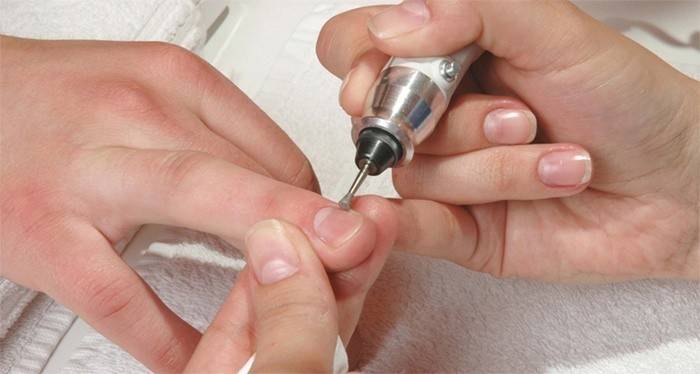 Manicure com uma máquina de escrever