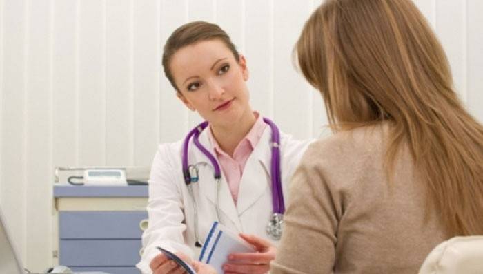 Examen por un especialista con problemas con la menstruación.
