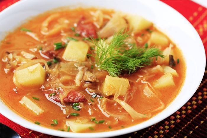 Sopa de carne servindo
