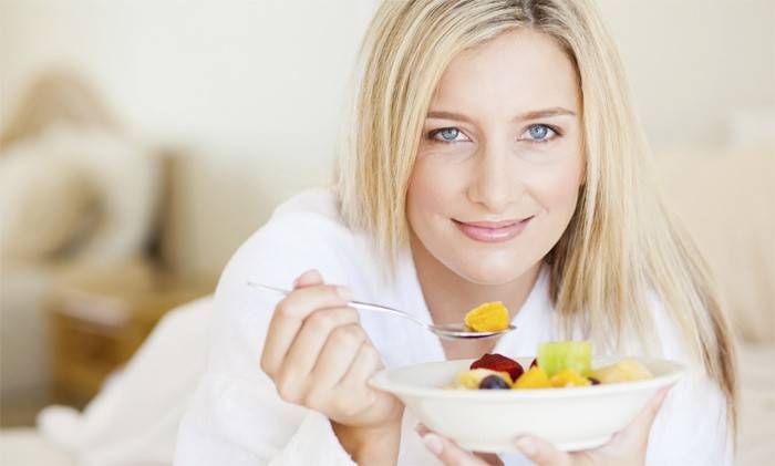 La niña sigue una dieta para acelerar el metabolismo.
