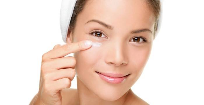 Garota manchas creme para o rosto