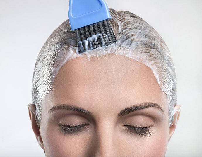 El proceso de teñir el cabello.