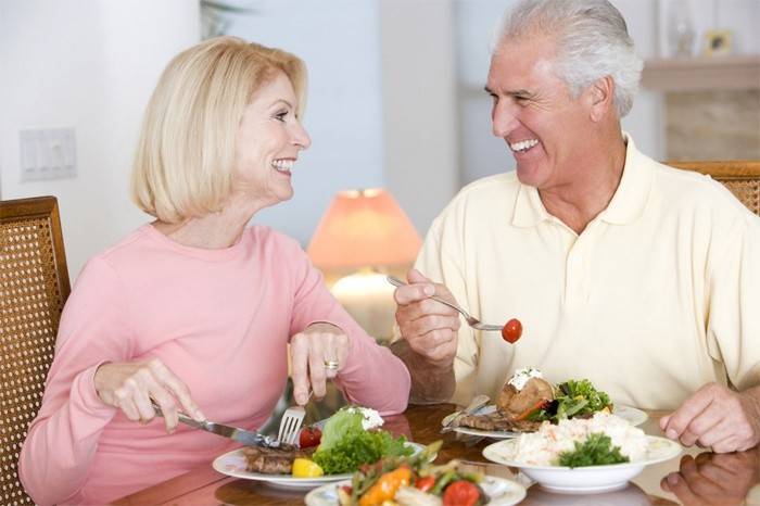 Pareja de ancianos a dieta