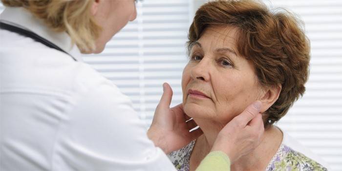 Otorrinolaringologia examina faringite em mulheres