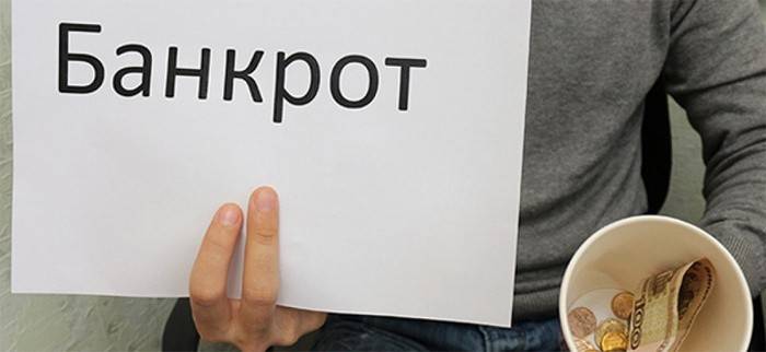 Człowiek prosi o jałmużnę