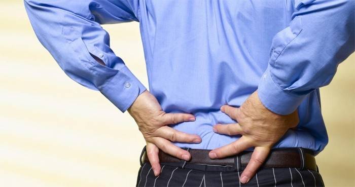 Un hombre tiene dolor de espalda baja