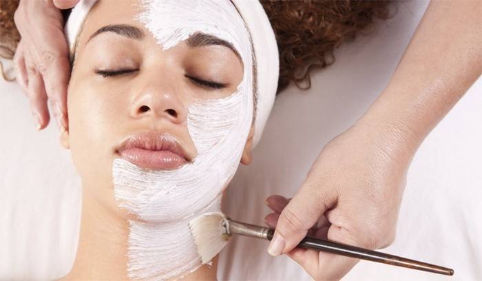 Se aplica una mascarilla a una mujer.