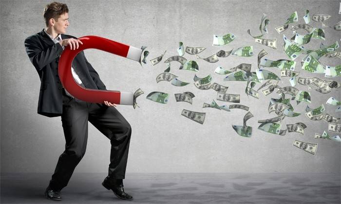 Un hombre atrae dinero a su vida.