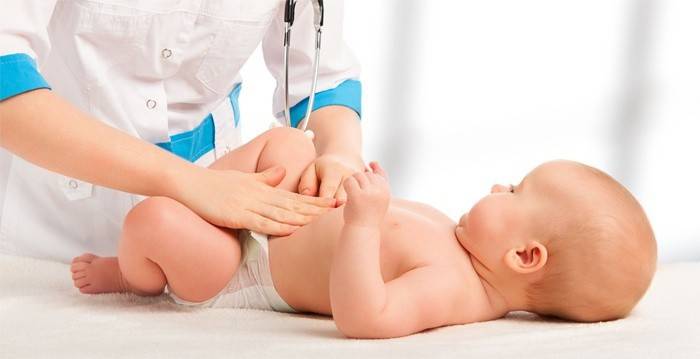 Médico examina uma criança