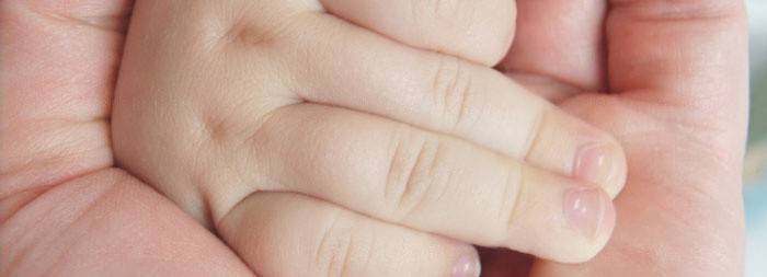 Por que as crianças têm pontos brancos nas unhas