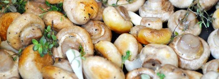 Champiñones en una olla de cocción lenta