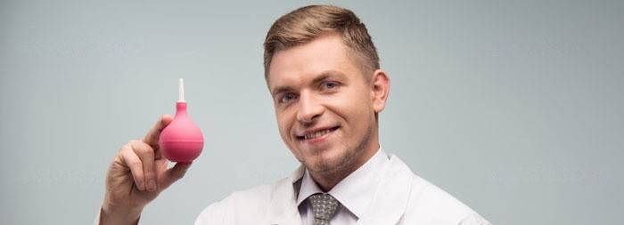 Un trabajador médico realiza un procedimiento de enema.