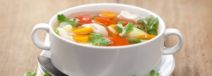 Se recomiendan sopas ligeras en cualquier etapa de la gastritis.