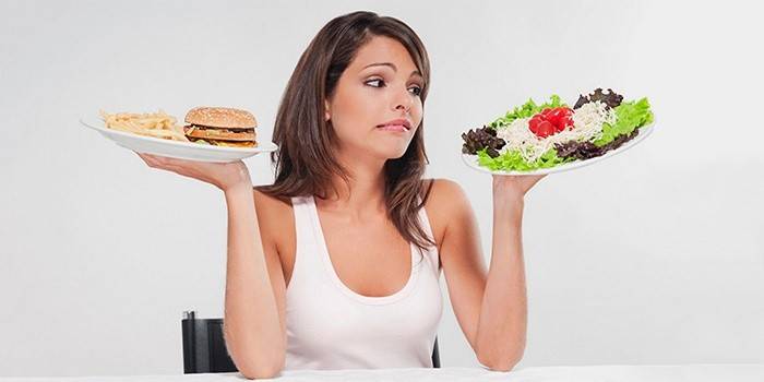 Niña elige entre ensalada y hamburguesa