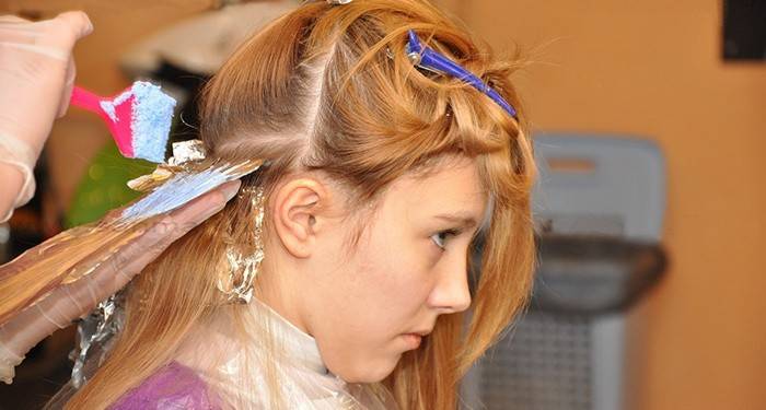 La técnica de broncear el cabello castaño
