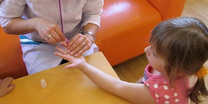 Odber kapilárnej krvi na analýzu lymfocytov u dieťaťa