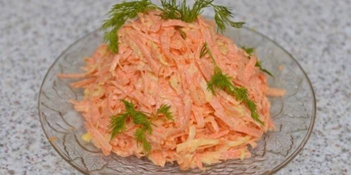 Ensalada rápida de zanahoria con queso y ajo