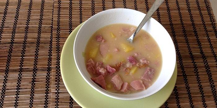 Sopa de guisantes con pierna de cerdo ahumada