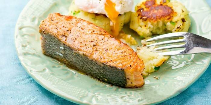Sabroso filete de salmón frito para la cena