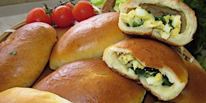 Pieczone produkty z nadzieniem cebulowym i jajecznym