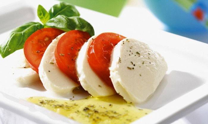 Šalát z Caprese s mozzarellou