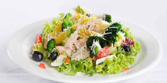 Ensalada clásica de pollo y piña