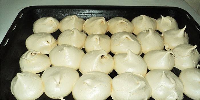 Merengue em uma assadeira