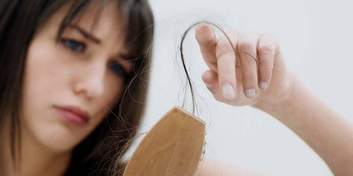 O cabelo da menina está caindo