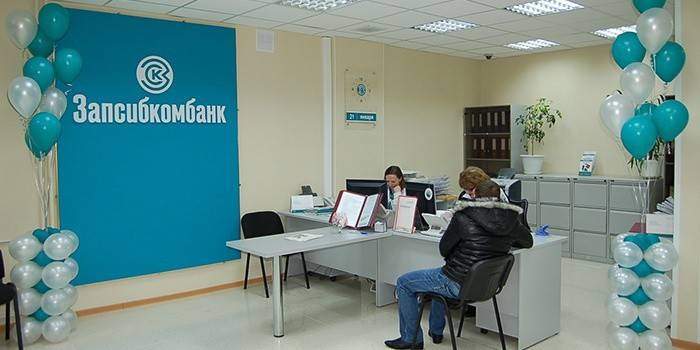 Un hombre redacta una hipoteca en Zapsibkombank