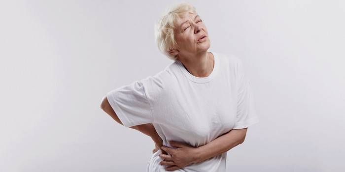 La abuela tiene un dolor lateral malo