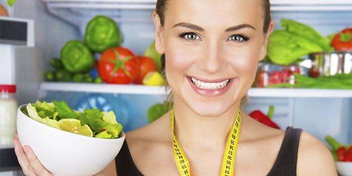 Niña sostiene un plato de ensalada