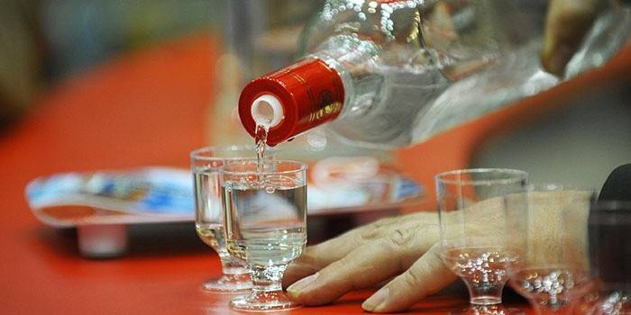 Muž naleje drink z fľaše