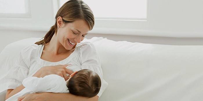 Mamãe amamenta seu bebê