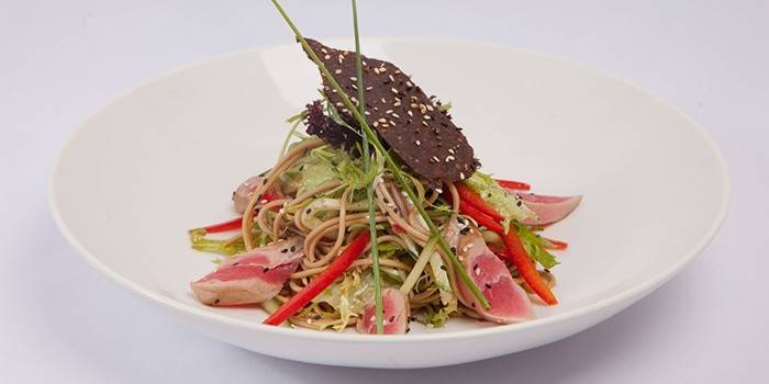 Ensalada de atún y fideos