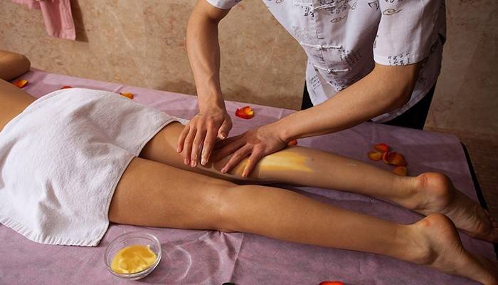 Masaż antycellulitowy z olejkiem z drzewa herbacianego