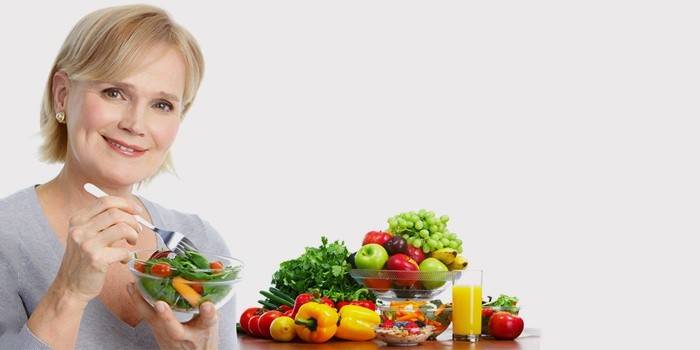Mulher segue uma dieta com menopausa